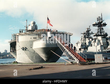 020810-N-8955-006 Wladiwostok, Russische Föderation (10. August 2002)--Bord Segler USS Blue Ridge (LCC-19), wie die Schiff liegt vor Anker neben russischen Föderation Schiffe während einer dreitägigen Port nach Wladiwostok besuchen.  USS Blue Ridge und der Kommandant der siebten Flotte (COMSEVENTHFLT) werden derzeit zur Unterstützung der Übung Ulchi Fokus Objektiv 2002 eingesetzt.  U.S. Navy Photo von PhotographerÕs Mate 1. Klasse Novia Harrington.  (FREIGEGEBEN) US Navy 020810-N-8955H-006 Seeleute an Bord der USS Blue Ridge (LCC-19) Stockfoto