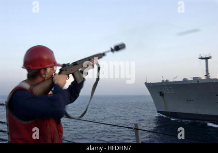 020811-N-7676W-014 auf hoher See an Bord der Lenkflugkörper Zerstörer USS Carney (DDG-64) 11. August 2002--Gunner Mate 2. Klasse Michael Smith verwendet eine m-14, um eine Schuss Linie von USS Carney zum Military Sealift Command Schiff USNS Walter S. Diehl (T-AO 193) zu schießen.  Während im Gange Nachschub übertragen Walter S. Diehl 100.000 Gallonen Kraftstoff und 26 Paletten von Lebensmittel und Vorräte auf die Carney.  USNS Walter S. Diehl und USS Carney werden zu den North Persischen Golf zur Unterstützung der Operation Enduring Freedom und der Operation Southern Watch eingesetzt.  Foto: U.S. Navy Chief Journalist John F. Williams. Stockfoto