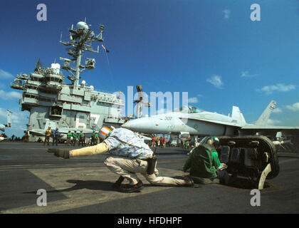 020814-N-8704K-002 auf hoher See an Bord des Flugzeugträgers USS John F. Kennedy (CV-67) 14. August 2002--gibt The Landing Signale Officer das Signal zum Start einer F/A-18 "Hornet", die "teilen" von Strike Fighter Squadron One drei Six (VFA 136) zugewiesen.  Start aus dem Flugdeck der USS John F. Kennedy, kehrt die Hornet NAS Oceana vor der Heimkehr des Carrier Air Wing Seven (CVW7) 14. August 2002.  Kennedy und CVW7 Rückkehr nach Hause nach einem sechsmonatigen Einsatz zur Unterstützung der Operation Enduring Freedom.  US Navy Foto des Fotografen Mate Airman Joshua Karsten. (R Stockfoto