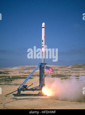 020823-N-9999 X-001 PT. Mugu, Kalifornien (23. August 2002)--A Tactical Tomahawk, die nächste Generation von Tomahawk Cruise Missile ist während einer Fremdfirma Test und Bewertung ins Leben gerufen.  Die Tomahawk-Raketen bietet ein Long-Range, sehr überlebensfähig, unbemannte Land Angriff Waffensystem in der Lage, punktgenau.  Diese neue Tomahawk beinhaltet viele Verbesserungen wie Start-Plattform Planung Einsatzfähigkeit, während des Fluges retargeting, Schlacht Schäden Bewertung Fähigkeit, und während des Fluges Gesundheit und Statusberichte über eine Satellitenverbindung Daten.  Der Tactical Tomahawk (Block IV) soll die Flotte zu erreichen ich Stockfoto