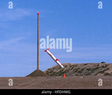 020823-N-9999 X-002 PT. Mugu, Kalifornien (23. August 2002)--A Tactical Tomahawk, die nächste Generation von Tomahawk Cruise Missile ist umgestellt, um Flug nach dem Start, während eine Fremdfirma Test und Bewertung Kreuzfahrt. Die Tomahawk-Raketen bietet ein Long-Range, sehr überlebensfähig, unbemannte Land Angriff Waffensystem in der Lage, punktgenau.  Diese neue Tomahawk beinhaltet viele Verbesserungen wie Start-Plattform Planung Einsatzfähigkeit, während des Fluges retargeting, Schlacht Schäden Bewertung Fähigkeit, und während des Fluges Gesundheit und Statusberichte über eine Satellitenverbindung Daten.  Der Tactical Tomahawk (Blo Stockfoto