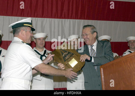 020827-N-3925A-007 an Bord USS Bonhomme Richard (LHD-6) 27. August 2002--stellt Verteidigungsminister Donald Rumsfeld, Capt Stan DeGeus, Kommandierender Offizier der USS Bonhomme Richard, mit dem 2001 Schlacht 'E'-Award.  Herr Rumsfeld war an Bord der Bonhomme Richard, das Schiff mit dem 2001 Schlacht 'E' Award zu präsentieren und die Crew für ihre Bemühungen zur Unterstützung der Operation Enduring Freedom zu danken.  US Navy Foto vom Fotografen Mate 3. Klasse Grant P. Ammon.  (FREIGEGEBEN) US Navy 020827-N-3925A-007-Pressesprecher besucht USS Bonhomme Richard Stockfoto