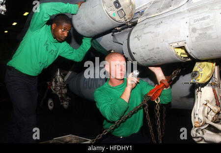 020829-N-4953E-007 auf hoher See an Bord der USS Harry S. Truman (CVN-75) 29. August 2002--Luftfahrt Elektroniker / 3. Klasse Phillip Parka von Hiddenit, N.C., und Luftfahrt Elektroniker / 3. Klasse Jeff Redd aus Greenville, SC, beide zugewiesen Strike Fighter Squadron One Zero Five (VFA-105), einen Infrarot-Empfänger auf den nach vorne schauen Infrarot-Pod zu ersetzen, für eine F/A-18 "Hornet" strike Fighter. Die Truman ist in zugeschnitten Schiff Training Verfügbarkeit (TSTA) III, der letzte Trainingsphase vor der Träger vor der Bereitstellung Abschlussbewertung beteiligt.  Foto: U.S. Navy des Fotografen M Stockfoto