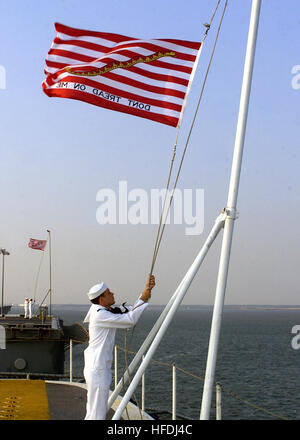 020911-N-5027S-001 auf dem Meer wird an Bord der USS Saipan (LHA-2) Sept. 11, 2002--AerographerÕs Mate 3. Klasse William Newton aus Pittsburgh, Pennsylvania, Hebezeuge ÒNavy Jack.Ó The Flag zu Ehren der Ereignisse des 11. September 2001 geflogen.  Unter Leitung des Secretary Of The Navy, Gordon R. England, fliegen alle Schiffe der US Navy ÒNavy JackÓ anstelle von ÒUnion JackÓ für die Dauer des Krieges gegen den Terrorismus.  Die ÒNavy JackÓ ist eine Flagge, bestehend aus einer Klapperschlange überlagert über 13 abwechselnd roten und weißen Querstreifen, unter dem Motto ÒDonÕt Lauffläche auf Me.Ó Saipan conducti Stockfoto