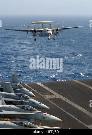 020914-N-1082Z-004 auf hoher See an Bord der USS George Washington (CVN-73) Sept. 14, 2002--bereitet ein E - 2 C "Hawkeye", die "Tigertails" der Carrier Airborne frühen Warning Squadron One zwei Five (VAW-125) zugewiesen sich auf einen verhafteten landen auf dem Flugdeck ShipÕs kann.  Washington ist Gridley in Norfolk, Virginia und ist auf einen geplanten sechsmonatigen Einsatz Durchführung Kampfeinsätze zur Unterstützung der Operation Enduring Freedom.  US Navy Foto des Fotografen Mate Airman Jason R. Zalasky.  (FREIGEGEBEN) U.S. Navy 020914-N-1082Z-004 E-2 C macht eine verhaftete Landung Stockfoto