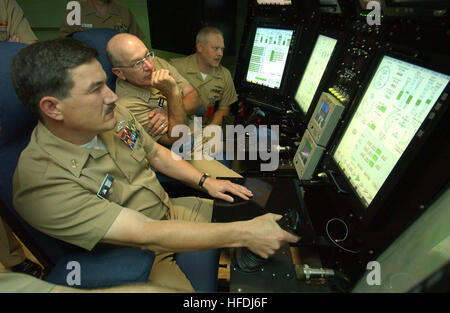 020917-N-2383B-571 Marine u-Boot Basis New London, Connecticut (Sept. 17, 2002)--Chief Elektronik Techniker Brad Johnston von Eldtron, Pennsylvania, sitzt gerne Admiral Vern Clark, Chief of Naval Operations (CNO), wie er Uhren Master Chief Petty Officer von der Marine (INTERNIERUNGSLAGER) Terry Scott den Control Stick von einem u-Boot-Simulator in Virginia Schiff Control Operations Trainer (VSCOT) zu behandeln. Die CNO und INTERNIERUNGSLAGER sind an Bord der Naval Submarine Base New London bis 2002 gemeinsame Undersea Warfare Technologie an der Konferenz gehostet von National Defense Industrial Association (NDIA) und Treffen mit senio Stockfoto