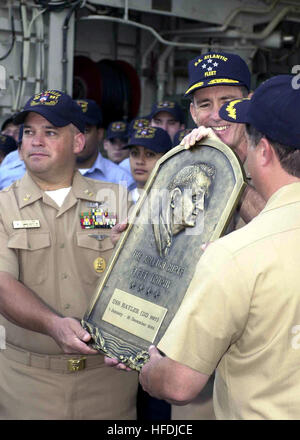 021004-N-8837H-018 auf hoher See an Bord USS Hayler (DD-997) 4. Oktober 2002 präsentiert Ð Admiral Robert J. Natter, Oberbefehlshaber, US Atlantic Fleet, der Arleigh-Burke-Fleet-Trophy für der Besatzung der Spruance-Klasse Zerstörer, dafür die verbesserte in Gefechtseffizienz im Jahr 2001.  Commander Mark J. Hellstern nahm die Auszeichnung im Namen der gesamten Besatzung.  Foto: U.S. Navy des Fotografen Mate 2. Klasse Benjamin Hammond.  (FREIGEGEBEN) US Marine-021004-N-8837H-018-USS Hayler erhält Arleigh Burke Fleet Trophy Stockfoto