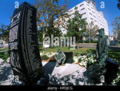 021005-N-0905V-007 San Diego, Kalifornien (5. Oktober 2002)--The Aircraft Carrier Memorial befindet sich am Sea Port Village in San Diego ist mit den Namen aller von der Flugzeugträger seit USS Langley (CV-1), eingraviert, die am 20. März 1922 in Betrieb genommen wurde.  US Navy Foto des Fotografen Mate Airman Chris M. Valdez.  (FREIGEGEBEN) US-Marine Flugzeugträger 021005-N-0905V-007-Denkmal Stockfoto