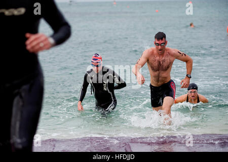 Major Stephen Mossour, rechts, US Naval Forces Central Command zugewiesen, Naval Support Aktivität Bahrain komplettiert die erste Etappe des Olympischen Triathlon in Alba Alba. Mehr als 20 Service-Mitglieder traten in den lokal gehosteten Triathlon, bestehend aus einer 5 K schwimmen, Fahrrad 40 K und 10 K laufen. Alba Olympischen Triathlon 268349 Stockfoto