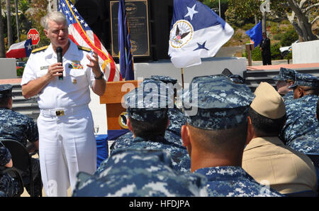 Admiral Gary Roughhead, Chief of Naval Operations, hält eine Fragerunde mit den Seeleuten in der u-Boot-Gemeinschaft während eines Anrufs All-Hände am Naval Base Point Loma. Roughhead angesprochen Sailors Bedenken Raucherentwöhnung Rauchen an Bord der u-Boote, zu dienen und individuelle Augmentee Besatzung durchführen. All-Hände rufen 313434 Stockfoto