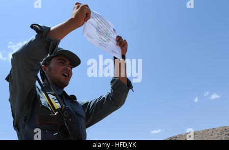 DAYKUNDI Afghanistan--neu ernanntes Mitglied der afghanischen Uniform Polizei zeigt sein Diplom von der ALP-Training-Grundkurs, ALP-Mitglieder während einer Abschlussfeier in der Kajran Bezirk Mitte Juli 18. Die ALP und AUP spielen eine entscheidende Rolle in der Sicherheit der Bezirke im Süden Afghanistans.  (Foto: U.S. Navy Mass Communication Specialist 2. Klasse Mike Lenart / nicht veröffentlicht) ALP training Kurs Abschlussfeier 120718-N-DY265-138 Stockfoto