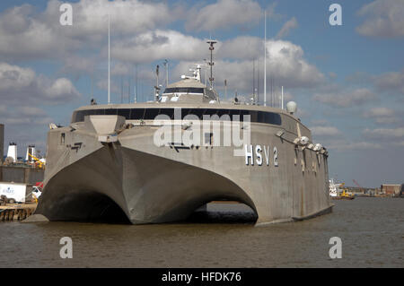 Das Hochgeschwindigkeitsschiff Swift (HSV 2) des militärischen Sealift-Kommandos bereitet sich auf den Einsatz zur Unterstützung der Southern Partnership Station vor, wobei die kombinierte Task Group 40,9 mit Teams der Marine, des Marinekorps und des NCIS eingesetzt wird, um Schulungen in den Bereichen Hafensicherheit, Wartung von Kleinbooten, lebensrettende Kampfhandlungen und die angeworbene Führung in Mittel- und Südamerika und der Karibik durchzuführen. Stockfoto