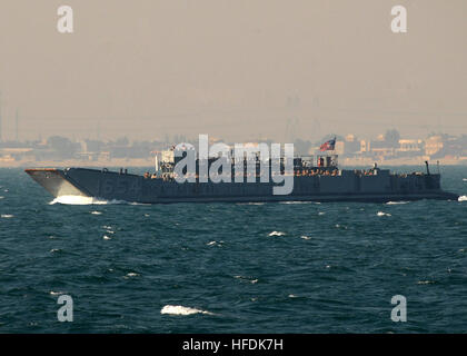 081125-N-3392P-008 Persischen Golf (25. November 2008) eine Landungsboot-Dienstprogramm von Assault Craft Einheit (ACU) 2 in Richtung der amphibischen Manöver dock Landungsschiff USS Carter Hall (LSD-50). Carter Hall ist in den USA bereitgestellt 5. Flotte Einsatzgebiet mit der Iwo Jima Strike Group, Sicherheit im Seeverkehr Operationen durchzuführen. (Foto: U.S. Navy Mass Communications Specialist 2. Klasse Katrina Parker/freigegeben) 081125-N-3392P-008 Stockfoto