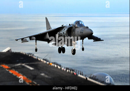 081205-N-4774B-103 Pazifik (5. Dezember 2008) landet ein AV-8 b Harrier II an Bord der amphibischen Angriff Schiff USS Boxer (LHD-4). Boxer ist eine Zertifizierung Ausübung der 13. Marine Expeditionary Unit in Vorbereitung auf eine bevorstehende Bereitstellung unterstützen. (Foto: U.S. Navy Mass Communication Specialist 2. Klasse Daniel Barker/freigegeben) 081205-N-4774B-103 Stockfoto