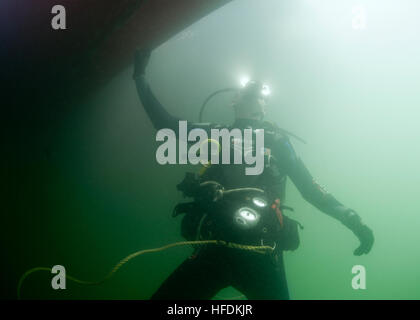 Navy Diver 3. Klasse Travis Neel, zugewiesen, Mobile Tauchen und Salvage Unit 2, Firma 2-2, führt eine Inspektion Tauchgang. MDSU 2 ist Commander Task Group 56,1 zugeordnet, Förderung der Grube Gegenmaßnahme, explosive Ordnance Entsorgung, retten, Tauchen und Schutz in den USA zu erzwingen 5. Flotte Aufgabengebiet. (Foto: U.S. Navy Mass Communication Specialist 3. Klasse Jümar T. Balacy/freigegeben) Anti-Terror-Force Protection 130108-N-GG400-025 Stockfoto