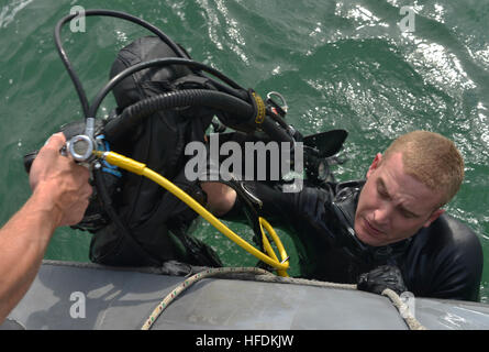 130109-N-GG400-020 MINA SALMAN PIER, Bahrain (9. Januar 2013) Navy Diver 3. Klasse Jacob Laman, zugewiesen, Mobile Tauchen und Salvage Unit (MDSU) 2, Firma 2-2, lädt seine Tauchausrüstung auf einem Festrumpf-Schlauchboot nach einer Inspektion Tauchgang. MDSU 2 erhält Commander Task Group 56,1, Förderung von mir Gegenmaßnahme, explosive Ordnance Entsorgung, Bergung Tauchen und Schutz in den USA 5. Flotte Aufgabengebiet. (Foto: U.S. Navy Mass Communication Specialist 3. Klasse Jümar T. Balacy/freigegeben) Anti-Terror-Force Protection 130109-N-GG400-020 Stockfoto