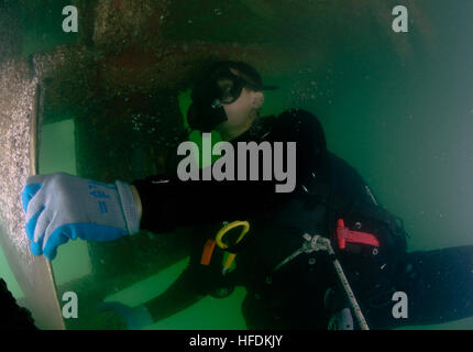 Navy Diver 3. Klasse David Hilborn, zugewiesen, Mobile Tauchen und Salvage Unit (MDSU) 2, Firma 2-2, führt eine Inspektion Tauchgang. MDSU 2 erhält Commander Task Group 56,1, Förderung von mir Gegenmaßnahme, explosive Ordnance Entsorgung, Bergung Tauchen und Schutz in den USA 5. Flotte Aufgabengebiet. (Foto: U.S. Navy Mass Communication Specialist 3. Klasse Jümar T. Balacy/freigegeben) Anti-Terror-Force Protection 130115-N-GG400-016 Stockfoto
