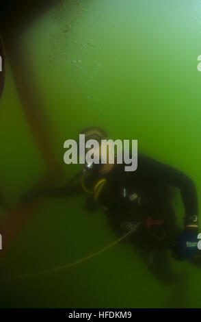 Navy Diver 3. Klasse Tschad Crawford, zugewiesen, Mobile Tauchen und Salvage Unit (MDSU) 2, Firma 2-2, führt eine Inspektion Tauchgang. MDSU 2 ist Commander Task Group 56,1 zugeordnet, Förderung der Grube Gegenmaßnahme, explosive Ordnance Entsorgung, retten, Tauchen und Schutz in den USA zu erzwingen 5. Flotte Aufgabengebiet. (Foto: U.S. Navy Mass Communication Specialist 3. Klasse Jümar Balacy/freigegeben) Anti-Terror Force Protection Inspektion Tauchgang 130124-N-GG400-018 Stockfoto