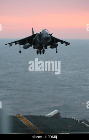 Atlantik (28. Januar 2013) eine AV-8 b Harrier aus Marine Attack Squadron (VMA) 231 nähert sich das Flugdeck der amphibischen Angriff Schiff USS Kearsarge (LHD-3). Kearsarge beteiligt sich zusammengesetzte Einheit Übung vor der Ostküste der Vereinigten Staaten in Vorbereitung auf eine bevorstehende Bereitstellung in diesem Frühjahr. (Foto: U.S. Navy Mass Communication Specialist 3. Klasse Tamara Vaughn/freigegeben) 130128-N-RJ834-796 beitreten das Gespräch http://www.facebook.com/USNavy http://www.twitter.com/USNavy http://navylive.dodlive.mil ein AV-8 b Ansätze USS Kearsarge. (8434689921) Stockfoto