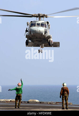 081217-N-7571S-003 Golf von OMAN (17. Dezember 2008) bereitet eine SH-60F Sea Hawk, der "Dreizack" der Hubschrauber Anti-Submarine Squadron (HS) 3 zugewiesen, landen auf dem Flugdeck der Flugzeugträger der Nimitz-Klasse USS Theodore Roosevelt (CVN-71). Theodore Roosevelt und Carrier Air Wing (CVW) 8 führen Operationen in den USA 5. Flotte Verantwortungsbereich und konzentrieren uns auf beruhigend Regionalpartner der US-Gesundheitsbehörde Engagement für Sicherheit, Stabilität und Wohlstand weltweit fördert. (Foto: U.S. Navy Mass Communication Specialist 3. Klasse Jonathan Snyder/freigegeben) 081 Stockfoto