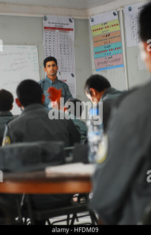 040710-N-1159B-002 TARIN KOT, AFGHANISTAN (4. Juli 2010) – ein Lehrer lehrt afghanische Nationalpolizei Rekruten Lektionen im Karte lesen und patrouillieren in einem Klassenzimmer. Tarin Kot Polizei Training Center können Haus, Lehren und trainieren bis zu 140 Rekruten zu einem Zeitpunkt. US Navy Foto von Chief Masse Kommunikation-Spezialist Brian Brannon/freigegeben ein Lehrer lehrt, dass afghanische Nationalpolizei Rekruten Lektionen im Karte lesen und Patrouillen (4782501748) Stockfoto