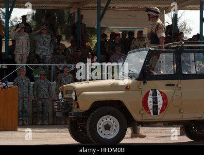 Irakische Armeeoffizier steht stramm in seinem Fahrzeug während der Durchführung eines Pass und überprüfen Sie bei einem Wechsel der Befehl Zeremonie am Camp Taji, Irak, 15. Mai 2006. Die irakische Armee übernimmt 2. Brigade, 9. mechanisierte Division das Kommando über die Sabeaa Al-Boor und Hora Al-Bash Gefechtsraum aus US-Armeesoldaten mit 7. Geschwader, 10. Kavallerie, 1. Brigade, 4. US-Infanteriedivision. Die irakischen Soldaten werden die Führung übernehmen und ihre eigenen Aufstandsbekämpfung Operationen in diesem Battlespace. (Foto: U.S. Navy des Fotografen Mate 1. Klasse Michael Larson) (Freigegeben) Irakische Armeeoffizier steht an Stockfoto