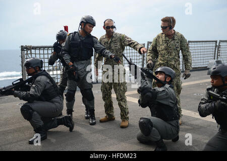 SOUTH CHINA SEA (4. September 2013) Segler aus dem maritimen zivile Angelegenheiten und Sicherheit Training (MCAST) Team Austausch bewährter Verfahren mit einem Royal Malaysian Navy boarding Team Internat Taktik während eines Besuchs, Board, Durchsuchung und Beschlagnahme Trainings im Rahmen von Südostasien Zusammenarbeit und Ausbildung (SEACAT). Dies ist die 11. jährliche SEACAT-Übung mit Marine Verbindungsoffiziere aus Brunei, Indonesien, Malaysia, den Philippinen, Singapur, Thailand und den Vereinigten Staaten verfolgen Schiffe im multilateralen maritime Interdiction Szenario. (Foto: U.S. Navy Mass Communication Specialist 3rd Stockfoto