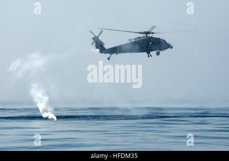 Arabisches Meer (12. November 2012) ein MH-60 s Sea Hawk-Hubschrauber zugewiesen, die Eightballers der Hubschrauber Meer bekämpfen Squadron (HSC) 8, begann an Bord des Flugzeugträgers USS John C. Stennis (CVN-74), Kreisen um eine Fackel während eines Trainings Casting und Erholung. John C. Stennis ist in den USA bereitgestellt 5. Flotte Aufgabengebiet Durchführung von maritimer Sicherheitsoperationen, Theater Sicherheitsbemühungen Zusammenarbeit und Unterstützung Missionen für die Operation Enduring Freedom. Der US-Marine ist ständig eingesetzt, um Frieden zu erhalten, zu schützen Handel und Aggression durch vorwärts Präsenz zu verhindern. Die Conver beitreten Stockfoto