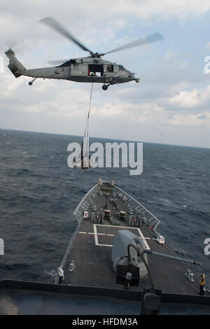 Arabisches Meer (27. November 2012) ein MH-60 s Sea Hawk-Hubschrauber, die Eightballers der Hubschrauber Meer bekämpfen Squadron (HSC) 8 zugewiesen liefert Lieferungen auf dem Vorschiff der Ticonderoga-Klasse geführte Flugkörper Kreuzer USS Mobile Bay (CG-53) während einer vertikalen Nachschub. Mobile Bay mit der John C. Stennis Strike Group in den USA bereitgestellt wird 5. Flotte Aufgabengebiet Durchführung von maritimer Sicherheitsoperationen, Theater Sicherheitsbemühungen Zusammenarbeit und Unterstützung Missionen für die Operation Enduring Freedom. (Foto: U.S. Navy Mass Communication Specialist 2. Klasse Armando Gonzales/freigegeben) 121127 - Stockfoto