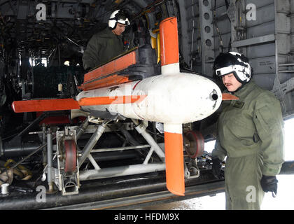 POHANG, Südkorea (7. April 2016) – Lt. Joe Moffit und Marine Aircrewman 3. Klasse Alan Arocho an Hubschrauber Mine Gegenmaßnahmen Staffel 14 (HM-14), laden ein AN/AQS-24A Mine Jagdsystem, auch bekannt als "the Fish", an Bord eines Hubschraubers Sikorsky MH-53E Sea Dragon in Pohang, Südkorea am 7. April. HM-14 Ablösung zwei ALPHA wird in der Republik Korea bereitgestellt. (Foto: U.S. Navy Mass Communication Specialist 1. Klasse Nick Scott/freigegeben). AQS-24 Minensuchgerät MH-53E Sea Dragon von HM-14. April 2016 Stockfoto