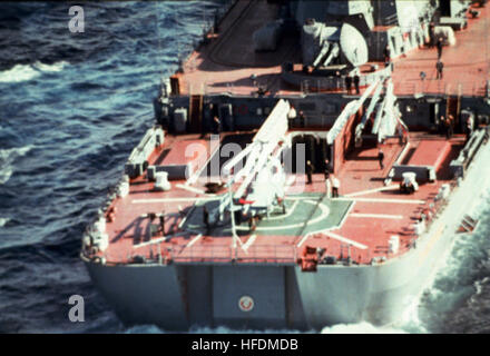 Eine Ansicht des Hubschraubers pad auf dem Heck der sowjetischen Kirow-Klasse Atom-Lenkflugkörper Kreuzer KALININ mit einem Hubschrauber Ka-25 Hormone und eine Ka-27 Helix-Hubschrauber an Bord. (Nicht der Norm entsprechenden Bild) ARKR Kalinin Flugdeck mit Ka-25 und Ka-27 Stockfoto