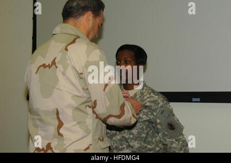 GUANTANAMO BAY auf Kuba – Navy Petty Officer 3rd Class Danielle Mugford, ein Spezialist für Intelligenz mit Joint Task Force Guantanamo erhält eine Plakette von Navy Rear Admiral Thomas Copeman, JTF-Kommandant, nach seiner Ernennung zum JTF Guantanamo Junior Trooper des Quartier, 3. November 2009. Soldaten aus Joint Task Force Guantanamo konkurrieren in vierteljährlichen Boards zu testen Sie ihr Wissen über militärische Fähigkeiten, Geschichte, Bräuche und aktuelle Veranstaltungen. JTF Guantanamo betreibt sichere, humane, rechtliche und transparente Behandlung und Verwahrung der Gefangenen, einschließlich Militärkommission und die verurteilten angeordnet relea Stockfoto