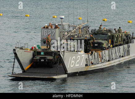 Landing Craft Utility 1627 von Assault Craft Einheit 1 transportiert US-Marines und ihre Ausrüstung auf dem Deck gut von den amphibischen Dock Landungsschiff USS Harpers Ferry (LSD 49) während der Fahrt in der Subic Bay auf den Philippinen 21. Oktober 2009. Harpers Ferry, amphibische Landung Schiff Dock USS Tortuga (LSD-46) und der 31. Marine Expeditionary Unit in amphibischen Landung Übung (PHIBLEX) 2009 beteiligt sind. PHIBLEX ist eine bilaterale Übung zwischen USA und philippinischen Streitkräfte zur Verbesserung der Interoperabilität, Bereitschaft zu erhöhen und berufliche Beziehungen weiter. (DoD Foto b Stockfoto