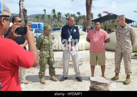 150822-N-PZ223-070 SAIPAN, Nördliche Marianen (22. August 2015) Commonwealth der nördlichen Marianen Vizegouverneur Ralph Torres spricht mit Saipan Medien während einer Pressekonferenz mit Rear Admiral Bette Bolivar, Commander gemeinsame Region Marianas, Steve DeBlasio, der Bundesrepublik koordinierende Officer für die Federal Emergency Management Agency und Oberstleutnant Eric Malinowski, Liaison für 31. Marine Expeditionary Unit. Die Pressekonferenz der militärischen Beteiligung in Katastrophenhilfe in Saipan angesprochen, nach dem Taifun Soudelor und dem Weggang von der Navy und Marine Corps Teams bekannt zu geben Stockfoto