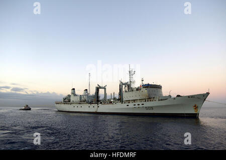 140306-N-DX698-118 PEARL HARBOR (6. März 2014) Schlepper unterstützen die Royal Canadian navy auxiliary Öl Nachschub Schiff HMCS Protecteur (AOR 509), die ein Motor Feuer auf See erlebt hatte. Das Schiff kehrt zu gemeinsamen Basis Pearl Harbor-Hickam nach Hawaii-basierten Schiffe Unterstützung erhalten; der geführte Flugkörper Kreuzer USS Chosin (CG-65), geführte Flugkörper Zerstörer USS Michael Murphy (DDG-112) und das Military Sealift Command Flotte Meer Schlepper USNS Sioux (T-ATF-171).  (Foto: U.S. Navy Mass Communication Specialist 1. Klasse Jay M. Chu/freigegeben) Hilfe auf See 140306-N-DX698-118 Stockfoto