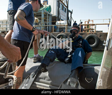 Navy Diver 3. Klasse Joe Ziemba, rechts, eher durch Navy Diver 2. Klasse Matthew Cortez, beide zugewiesen, Mobile Tauchen und Salvage Unit (MDSU) 1 Unternehmen 1-5, tritt das Wasser für eine Anti-Terror Force-Schutz-Tauchgang. MDSU 1 bereitgestellt wird mit Commander Task Group (CTG) 56.1, wonach mir Gegenmaßnahme, explosive Artillerie-Beseitigung (EOD), Bergung Tauchen, zur Bekämpfung des Terrorismus und Gewalt Schutz für die USA 5. Flotte. (Foto: U.S. Navy Mass Communication Specialist 3. Klasse Jümar T. Balacy/freigegeben) ATFP Tauchgang 121016-N-CI175-014 Stockfoto