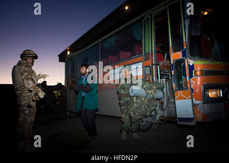 091119-N-6939M-001 KABUL (19. November 2009) Absolventen der afghanischen Nationalarmee beschleunigte Bekämpfung Unternehmen Trainingsprogramm Ankunft am internationalen Flughafen von Kabul nach Camp Bastion in der Provinz Helmand transportiert werden, wo sie Soldaten des Bataillons ANA 205. verstärken werden. Beschleunigte Unternehmen sind Teil des Ziels einer 134.000 Soldat Armee bis Oktober 2010. Die Unternehmen spielen eine wesentliche Rolle in der erhöhten Fähigkeit der Nationalarmee Afghanistan.   091119-N-6939M-001 KABUL, Afghanistan (Foto: US Navy Mass Communication Specialist 1. Klasse Christopher Mobley) (freigegeben) 091119 Stockfoto