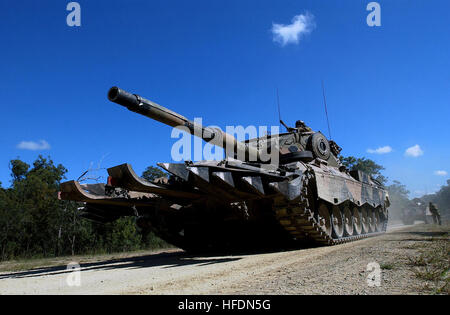 Ein deutscher gestaltete Leopard AS1 Gun Panzer aus der 1st Armored Regiment (1ARMD) beteiligt sich an einer simulierten Schlacht während der Talisman Saber 2005-Übung auf dem Truppenübungsplatz Shoalwater Bay, Queensland, Australien (AUS). Australische Leopard AS1 MBT Stockfoto