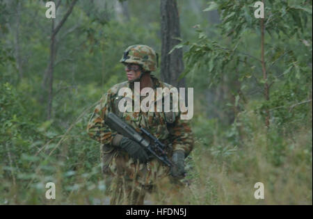 050626-N-8761B-207 SHOALWATER BAY Trainingsbereich, QUEENSLAND, Australien (25. Juni 2005) A Soldat aus dem dritten Royal Australian Regiment (3RAR) führt die Patrouille und Kampftraining während der Übung TALISMAN SABRE 2005. TALISMAN SABRE ist eine vierwöchige Biennale Übung durchzuführen kollektive Ausbildung und Praxis Interoperabilität zwischen den USA und Australien Kräften während weiter die Entwicklung der Fähigkeit, Gelenk, kombinierte Operationen und Beitrag zur regionalen Sicherheit bauen durchzuführen.  Mehr als 17.000 Mitarbeiter von Marine, Heer, Luftwaffe, Marine und Special Forces Einheiten beteiligen sich TALISMAN S Stockfoto