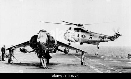 AV-8A Harrier der VMA-513 und SH-3A HS-15 auf c1972 USS Guam (LPH-9) Stockfoto