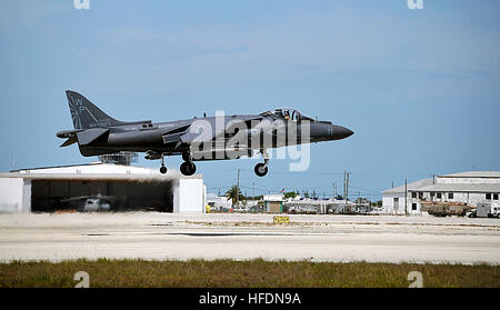 150325-N-YB753-241 KEY WEST, Florida (25. März 2015) ein AV-8 b Harrier zugeordnet zu den Bulldogs der Marine Angriff Geschwader (VMA) 223 aus Boca Chica Feld startet. Naval Air Station Key West ist eine State-of-the-Art Anlage für Luft/Luft-Kampfflugzeug Flugzeuge aller militärischen Dienstleistungen und unterstützt Weltklasse Expeditionary USA und ausländische Marineschiffe. (Foto: U.S. Navy Mass Communication Specialist 1. Klasse Brian Morales / veröffentlicht) AV-8 b der VMA-223 ausziehen von NAS Schlüsselwesten im März 2015 Stockfoto