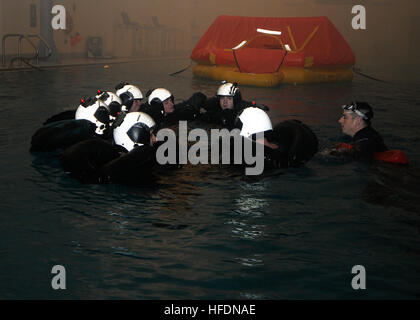 Segler drängen Konto für ihre Klassenkameraden, da sie die endgültige Dunk und Runde schwimmen Übung während eines simulierten Sturms im Aviation Survival Training Center am Naval Air Station Whidbey Island. Studenten an ASTC durchlaufen eine Reihe von Entwicklungen, die unter anderem einen simulierten Hubschrauber Crash, Fallschirm zieht und Überlebenstechniken nach dem abgestürzten Flugzeug verlassen. Diese zwei-Tages-Refresher-Kurs ist obligatorisch alle vier Jahre für alle, die in der US Navy und des Marine Corps Flugzeug fliegt. Luftfahrt-Survival-Refresher-Kurs auf NAS Whidbey Island 368428 Stockfoto