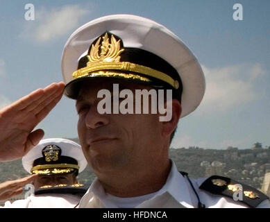 080621-N-8273J-115 HAIFA NAVAL BASE, Israel (21. Juni 2008) Captain Bill Moran, links, und israelische Marine Capt Azarel Ram machen Auszeichnung im Rahmen einer Zeremonie Ehren für Chief of Naval Operations (CNO) Admiral Gary Roughead an Bord Haifa Naval Base vor immer unterwegs mit den Eilat-Klasse Korvette INS Lavhav (SAAR 502). Roughead beteiligt sich ein Gegenstück Besuch weiter stärken und globale maritime Partnerschaften zur Verbesserung der maritimen Sicherheit zu entwickeln. Foto: U.S. Navy Mass Communication Specialist 1. Klasse Tiffini M. Jones (freigegeben) Azarel Ram (beschnitten) Stockfoto