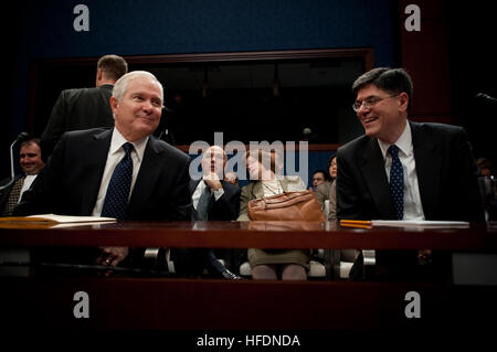 US-Verteidigungsminister Robert M. Gates, links und Deputy Secretary Of State for Management und Ressourcen Jacob. J. Lew Zeugen vor dem House Armed Services Committee in Washington, D.C., 3. Dezember 2009. Die mündlichen Verhandlung konzentrierte sich auf Präsident Obama Entscheidung, zusätzliche Truppen nach Afghanistan zu schicken. (Foto: DoD Mass Communication Specialist 1. Klasse Chad J. McNeeley, US Navy /Released) 091203-N-0696 M-286 (4158605032) Stockfoto