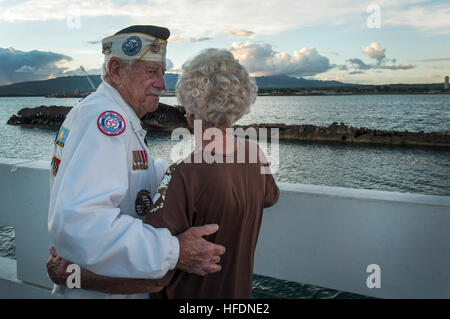 PEARL HARBOR (6. Dezember 2013) Delton Walling, ein Überlebender der 7. Dezember 1941 Angriff auf Pearl Harbor und Joan Bohl beobachten die Überreste der USS Utah (AG 16) beim Sonnenuntergang auf der USS Utah Memorial am gemeinsamen Basis Pearl Harbor-Hickam Service. Während der Zeit des Angriffs Walling war ein Petty Officer und Stellwerkswärter an das Schlachtschiff USS Pennsylvania (BB-38), dann Hafen im Hafen, und die Kommunikation Kraft des Admiral Husband E. Kimmell, Kommandeur der Pazifikflotte zugewiesen wurde. (Foto: U.S. Navy Mass Communication Specialist 2. Klasse Sean Furey/freigegeben) 131206-N-WX059-070-Join-th Stockfoto