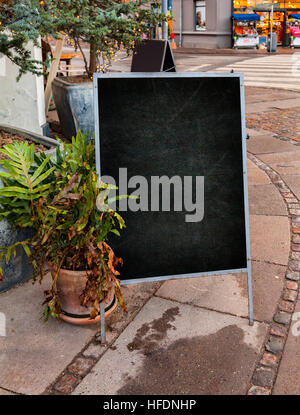 Bild des leeren Tafel Zeichen auf der Straße. Stockfoto