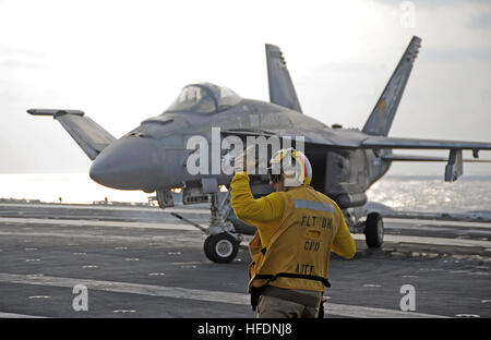 PHILIPPINENSEE (15. November 2012) Chief Aviation Boatswain Mate (Handling) Muhammad Morad aus Damaskus, Syrien, leitet eine F/A-18E Super Hornet aus der Adler des Strike Fighter Squadron (VFA) 115 auf dem Flugdeck der US Navy nach vorne bereitgestellt Flugzeugträger USS George Washington (CVN-73) im routinemäßigen Flugbetrieb. George Washington und seine eingeschifften Geschwader Carrier Air Wing (CVW) 5, bieten eine kampfbereit Kraft, die schützt und verteidigt das kollektive maritimen Interesse der USA und ihrer Verbündeten und Partner in der Region Asien-Pazifik. Der US-Marine wird ständig auf bereitgestellt. Stockfoto