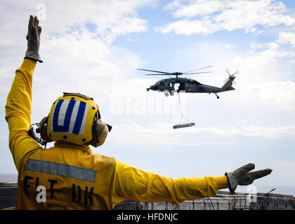 Pazifik (24. Oktober 2016) A Sailor zugewiesen USS Nimitz (CVN-68) leitet eine MH-60 s Sea Hawk aus der Eightballers der Hubschrauber Meer bekämpfen Squadron (HSC) 8 während eines auf See Munition Onload mit der trockenen Ladung/Munition Schiff USNS Wally Schirra (T-AKE-8). Nimitz führt eine Artillerie-Handling-Evolution in Vorbereitung auf eine bevorstehende 2017 Bereitstellung im Gange. (US Navy Foto von Seemann Weston A. Mohr/freigegeben) 161024-N-UM507-109 mitreden: http://www.navy.mil/viewGallery.asp http://www.facebook.com/USNavy http://www.twitter.com/USNavy http://navylive.dodlive.mil http://pint Stockfoto