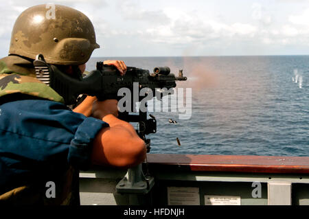 Atlantik (23. März 2013) Elektroniker / 3. Klasse Jonathan E. Flores feuert eine M240B Maschinengewehr während einer live-Feuer-Übung an Bord der geführte Flugkörper-Zerstörer USS Winston S. Churchill (DDG-81). Winston S. Churchill ist bei der Bereitstellung unterstützen maritimer Sicherheitsoperationen, Sicherheitsbemühungen Zusammenarbeit Theater in den USA 2. Flotte Aufgabengebiet. (Foto: U.S. Navy Mass Communication Specialist 2. Klasse Aaron Chase/freigegeben) 130323-N-YF306-285 beitreten das Gespräch http://www.facebook.com/USNavy http://www.twitter.com/USNavy http://navylive.dodlive.mil A Sailor feuert eine Stockfoto