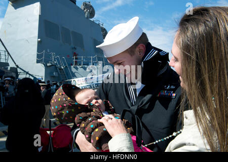 NORFOLK (28. März 2013) Konstruktionsmechaniker 2. Klasse Jeff Reyes, geführte Flugkörper Zerstörer USS Winston S. Churchill (DDG-81), zugewiesen sein Baby zum ersten Mal trifft, wie das Schiff in Norfolk kommt. Winston S. Churchill kehrte von einer Einrichtung in der US-5. und 6. Flotte Verantwortungsbereich. (Foto: U.S. Navy Mass Communication Specialist 3. Klasse Sabrina Fine/freigegeben) 130328-N-NB538-367 Join Gespräch http://www.facebook.com/USNavy http://www.twitter.com/USNavy http://navylive.dodlive.mil A Sailor entspricht seinem neue Baby nach neun Monaten auf See (8599730757) Stockfoto